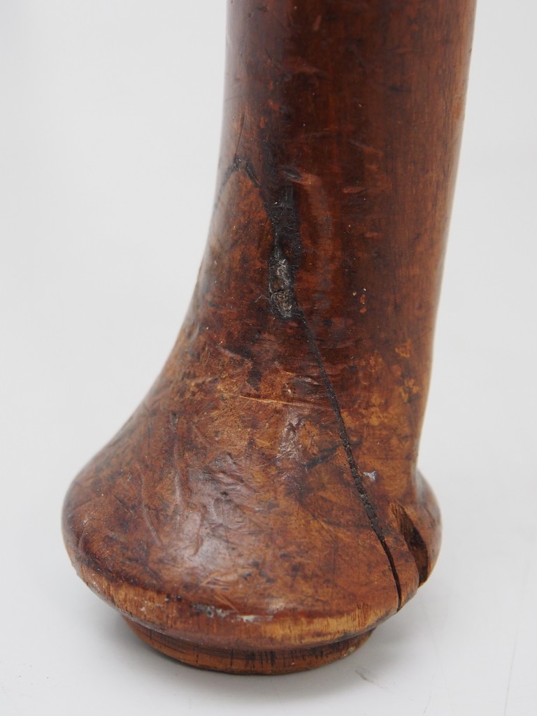 一部の脚にはイギリスでの修復跡が見受けられます。